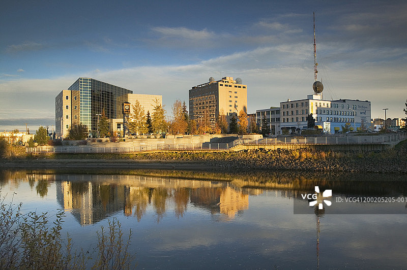 美国阿拉斯加州费尔班克斯市切纳河城市景观日落图片素材
