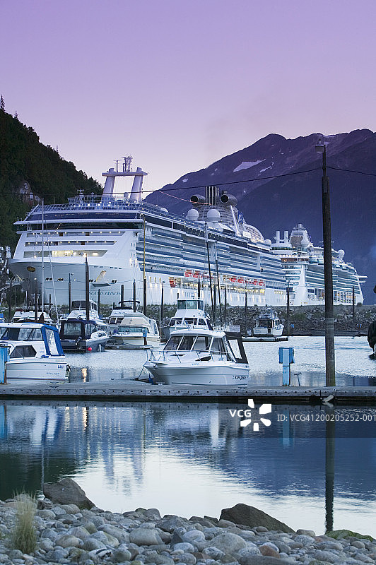 美国阿拉斯加州斯卡圭港，邮轮和船只，黄昏图片素材