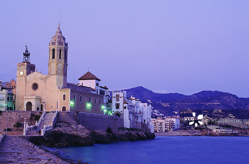 西班牙锡切斯海边的建筑夜景图片素材
