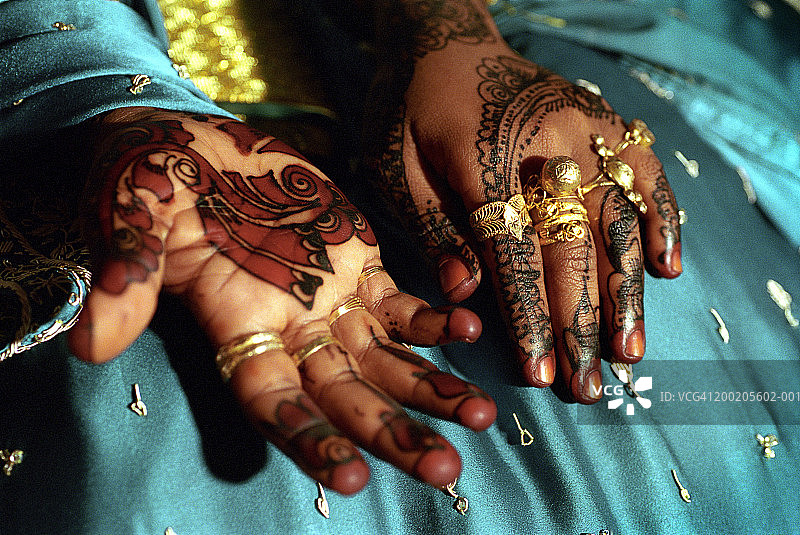 新娘在桑给巴尔展示她的海娜彩绘图片素材