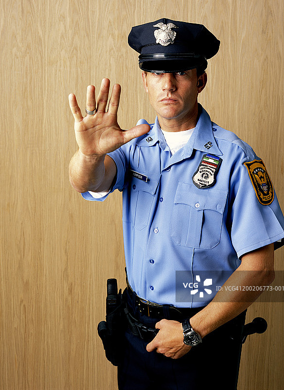 做手势的男警官图片素材
