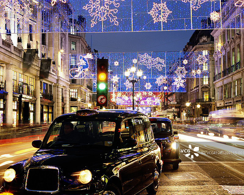 英国伦敦摄政街圣诞节出租车（黄昏）图片素材