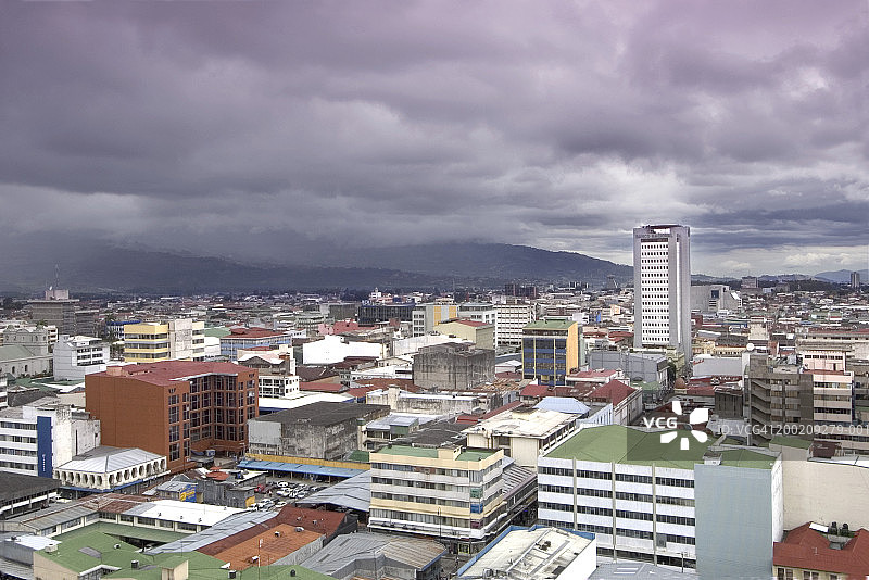 哥斯达黎加圣何塞在乌云下的城市天际线图片素材