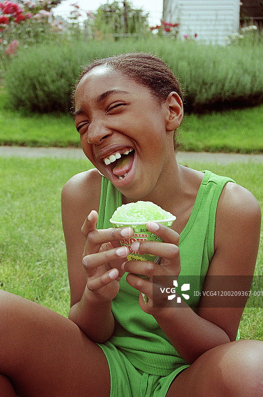 女孩拿着刨冰大笑闭着眼睛图片素材