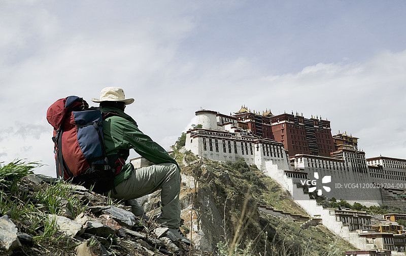 中国西藏拉萨，男性旅行者眺望布达拉宫图片素材