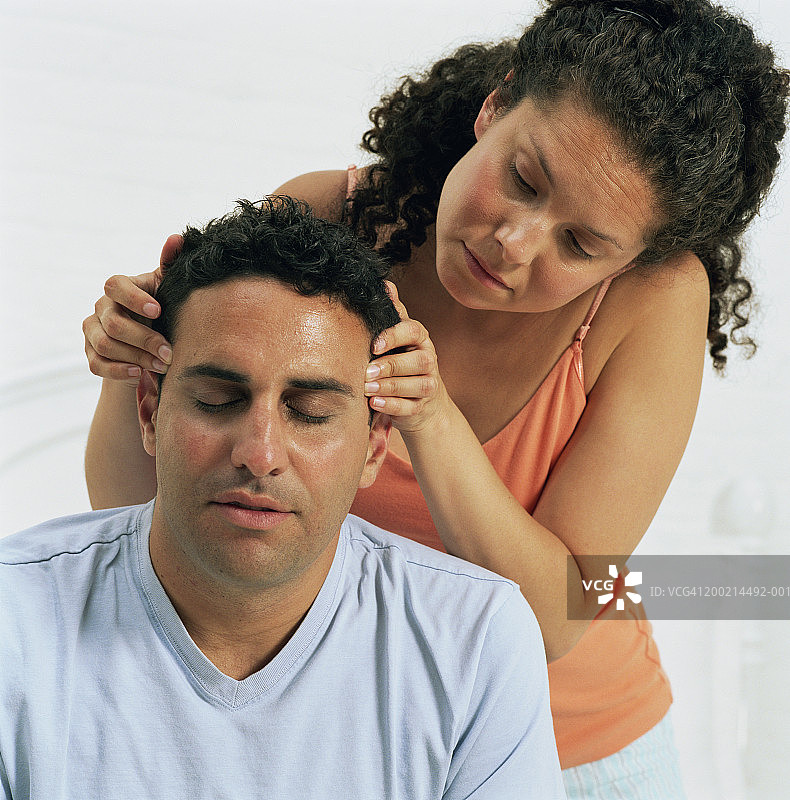 女人给男人揉太阳穴图片素材