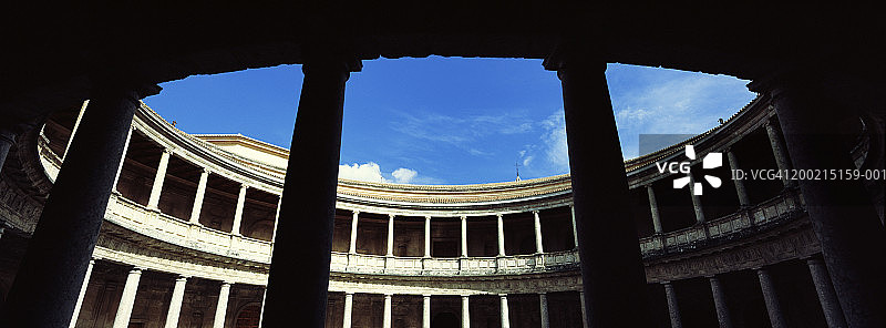 西班牙格拉纳达阿尔罕布拉宫查理五世宫殿庭院图片素材