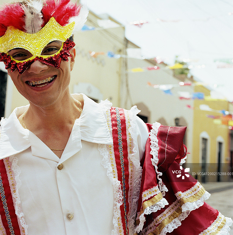 在节日上戴着面具的男人特写图片素材