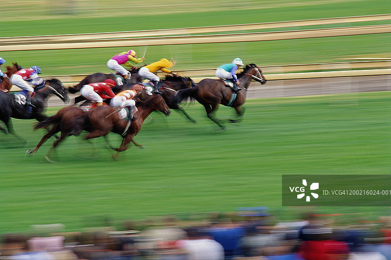 赛马场上骑师比赛（模糊效果）图片素材