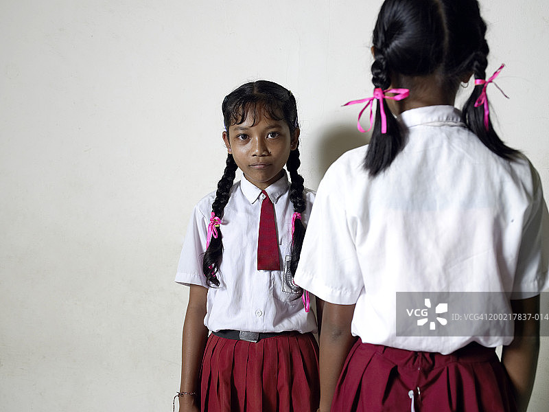 两个（10-12岁）站立的前后方向的女生肖像图片素材