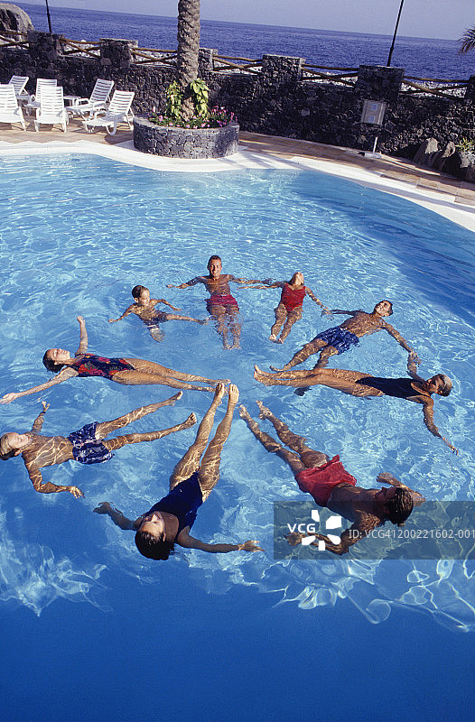 泳池中一群花样游泳者（高角度）图片素材