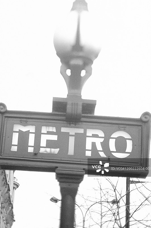 法国巴黎地铁标志和灯的特写（黑白）图片素材