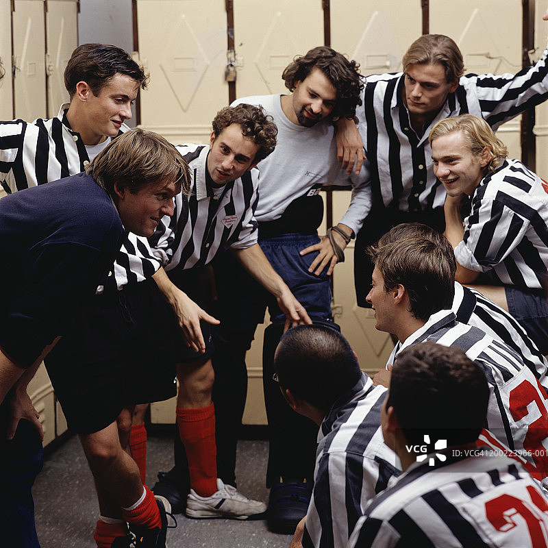 运动员在更衣室里交谈图片素材
