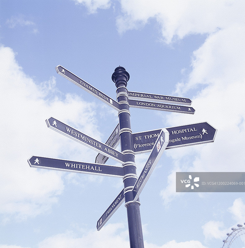 低角度拍摄的路标（英国伦敦）图片素材