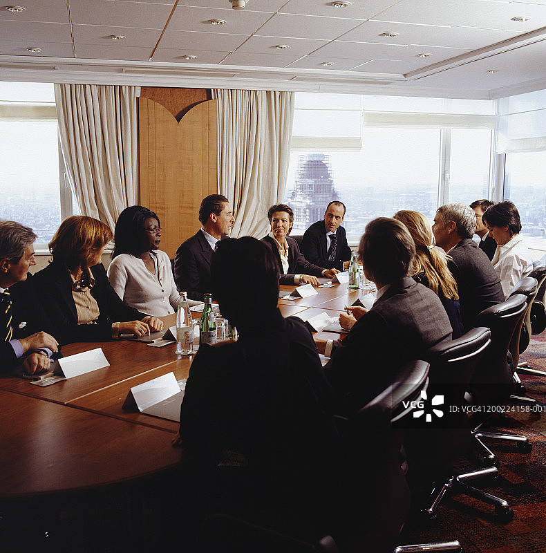 商人在会议室的桌子旁就坐图片素材