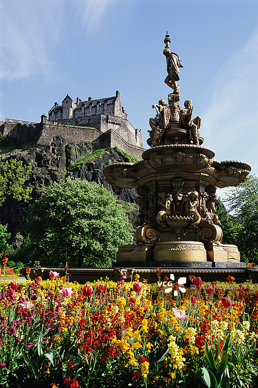 苏格兰爱丁堡，王子街花园喷泉旁的城堡图片素材
