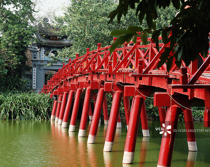 越南河内还剑湖上的栖旭桥图片素材