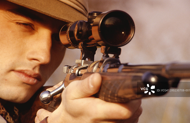 男人在森林中瞄准猎枪特写图片素材