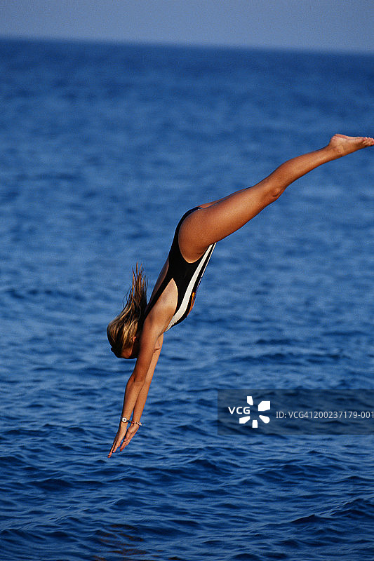 女人潜入大海图片素材