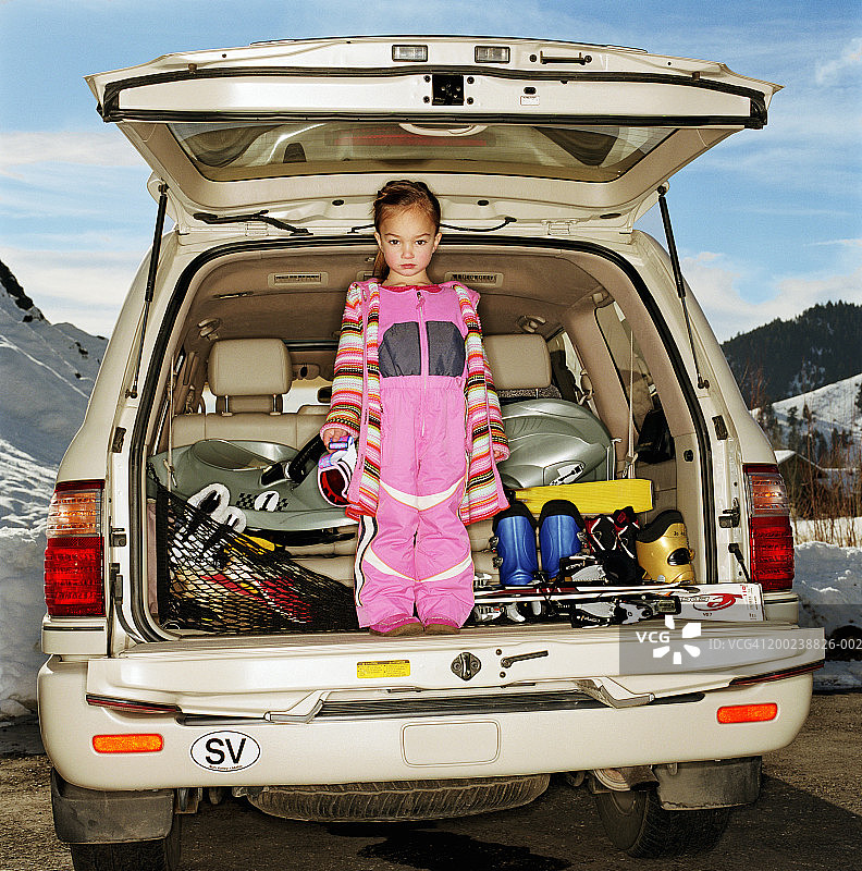 女孩（3-5岁）在车后座，穿着滑雪装备图片素材