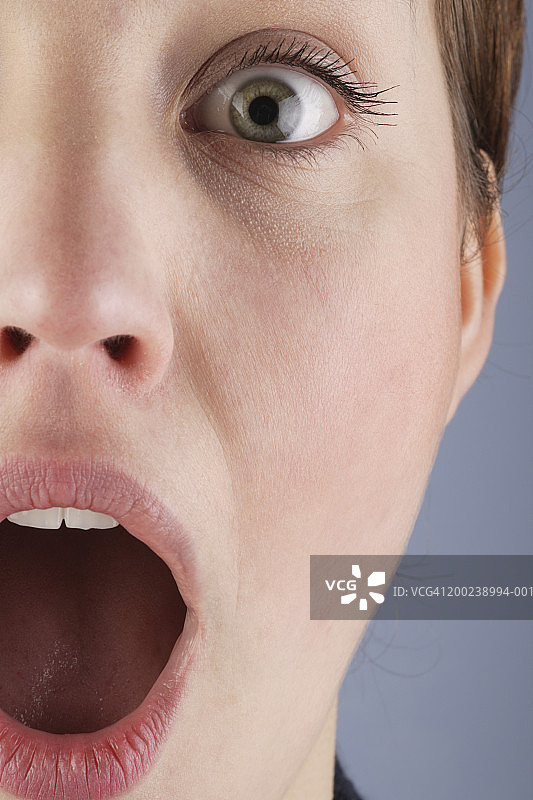 看起来惊讶的年轻女人图片素材