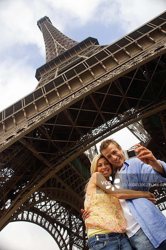 法国巴黎埃菲尔铁塔：情侣合影图片素材