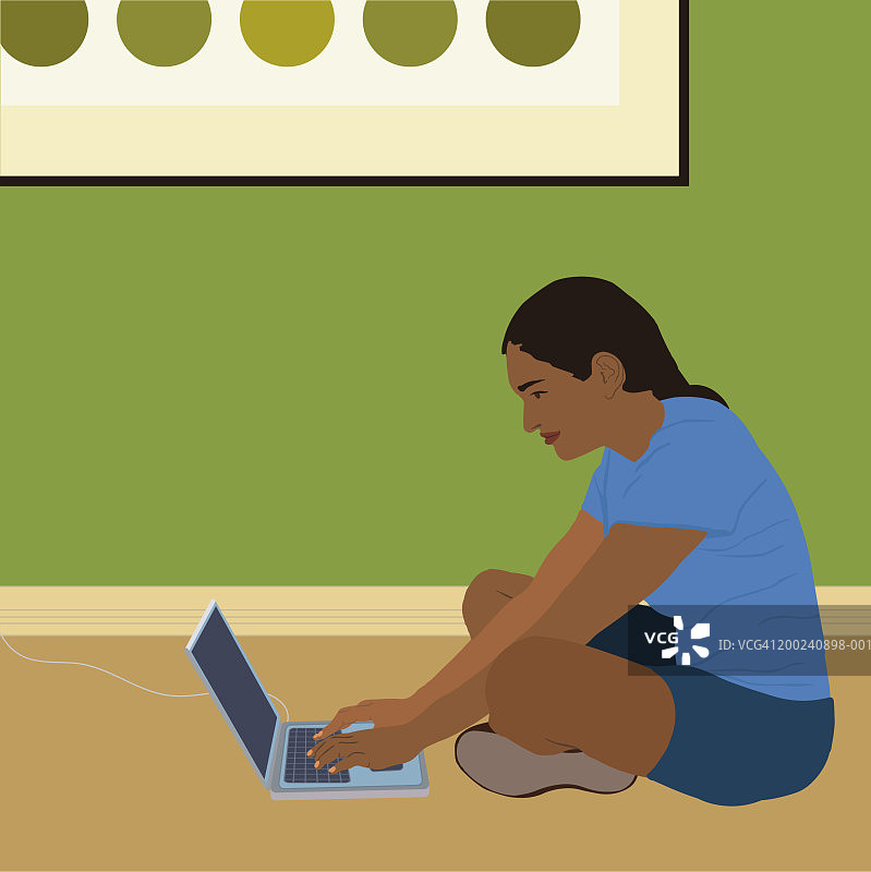 女人坐在地板上工作，使用笔记本电脑（侧视图）图片素材