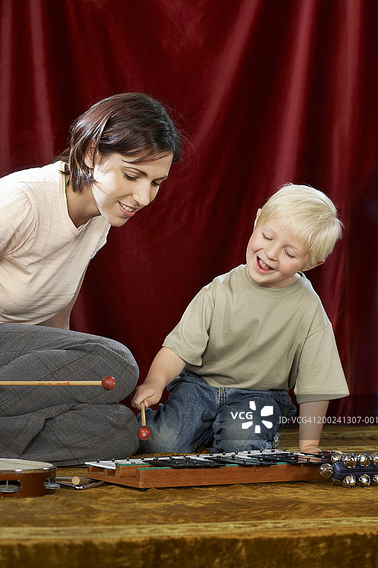 音乐老师和演奏木琴的男孩图片素材