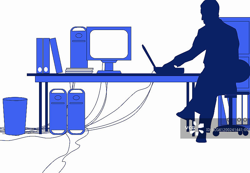 蓝色男人在桌旁使用笔记本电脑图片素材