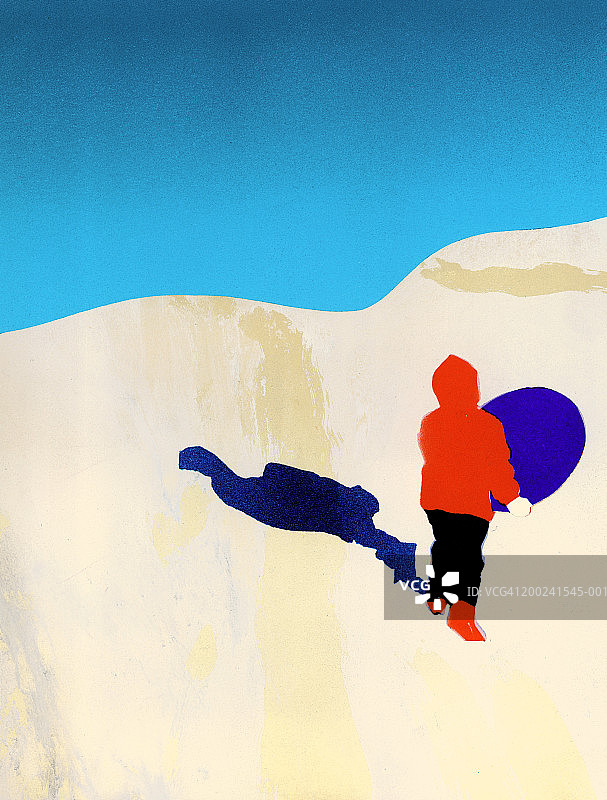 孩子拉着雪橇爬上雪山（后视图）图片素材