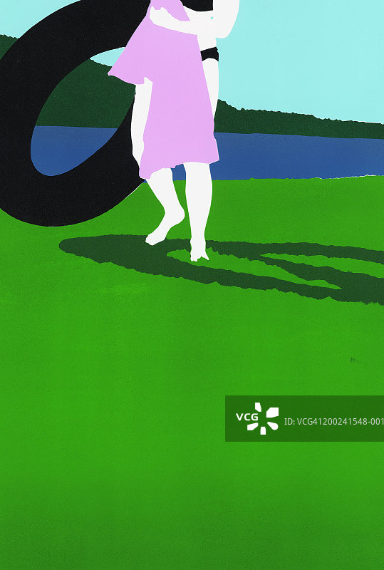 拿着游泳圈和毛巾站在湖边的女人（局部）图片素材