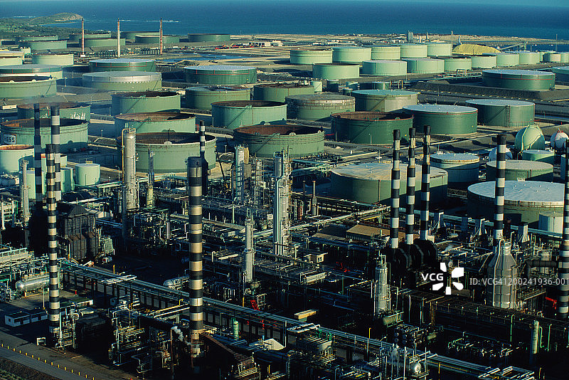 美属维尔京群岛圣克罗伊岛夜间炼油厂鸟瞰图片素材