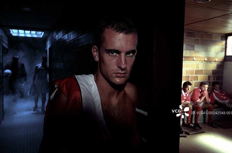 运动员在更衣室的肖像图片素材