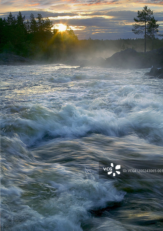 瑞典Halsingland Voxnan河日出图片素材