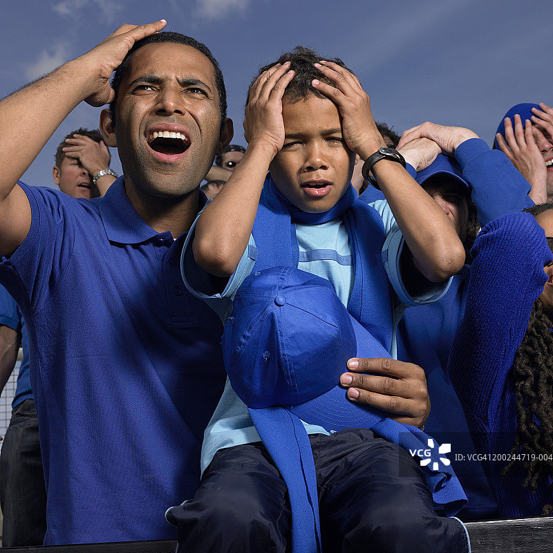 体育场内父子抱头特写图片素材