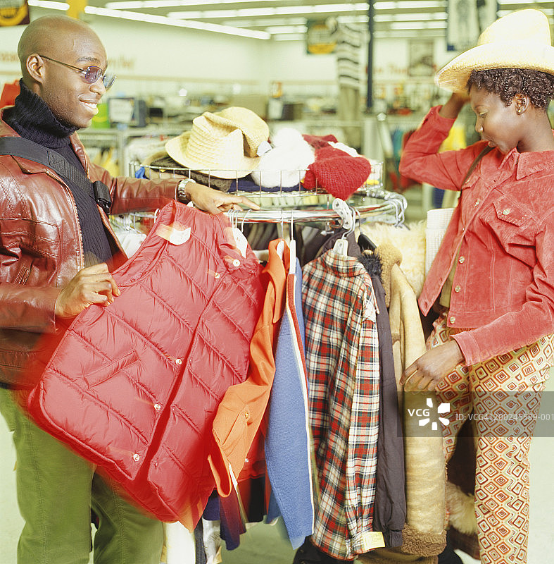 年轻情侣在旧货店购物图片素材