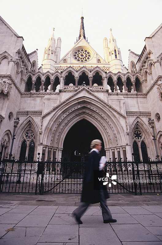 律师走在法院大楼前，侧视图图片素材