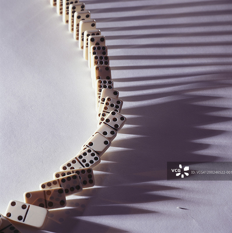 一排倒下的多米诺骨牌，俯视图图片素材