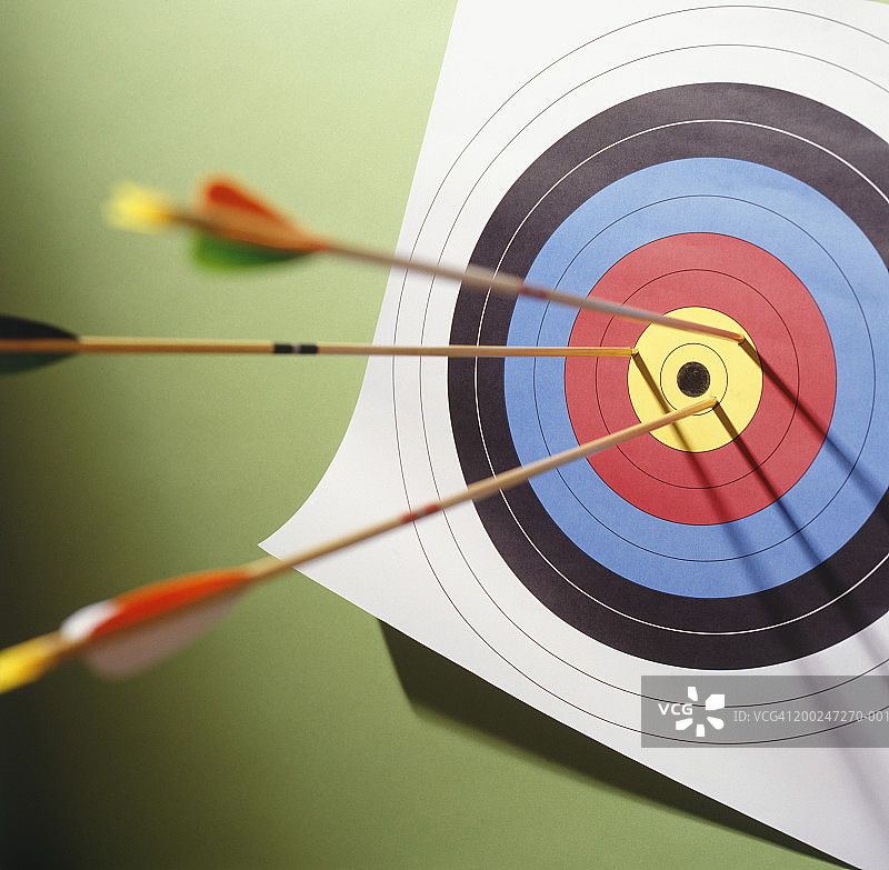 射中靶心的箭（高角度）图片素材