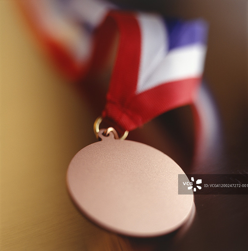 悬挂在丝带上的青铜奖牌图片素材