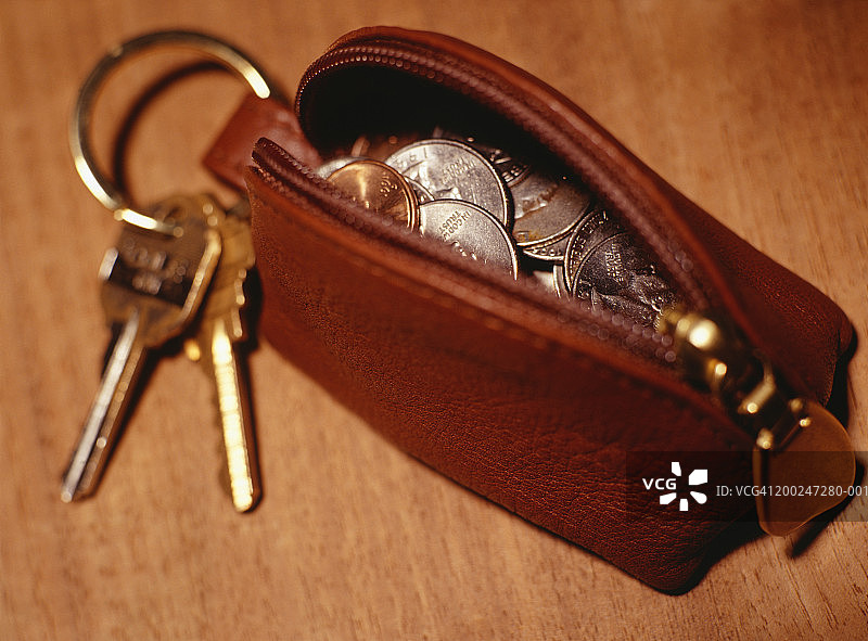 钥匙扣零钱包里的硬币，俯视图片素材