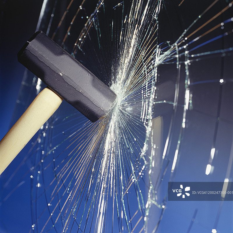 锤子敲击玻璃板图片素材
