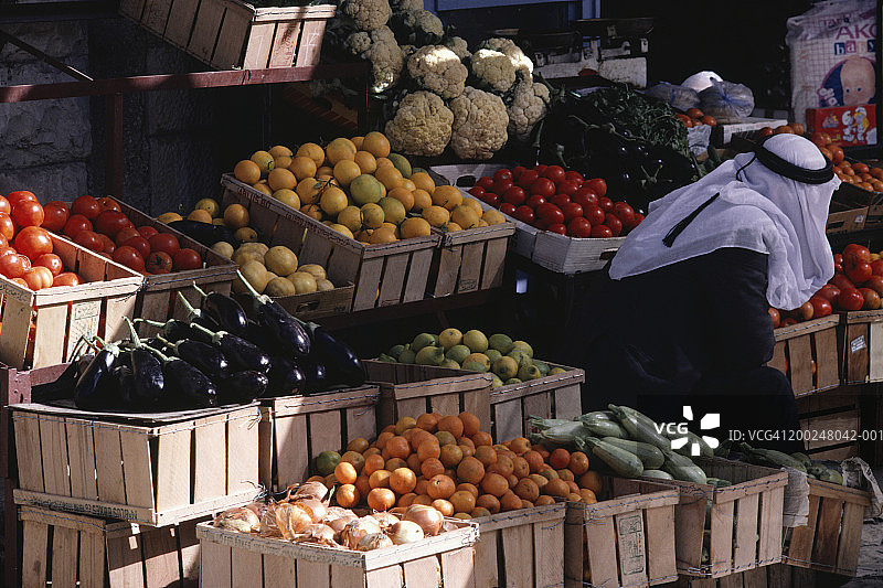 在以色列耶路撒冷集市上卖水果的男子图片素材