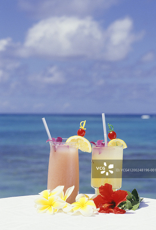 以大海为背景的热带饮品图片素材