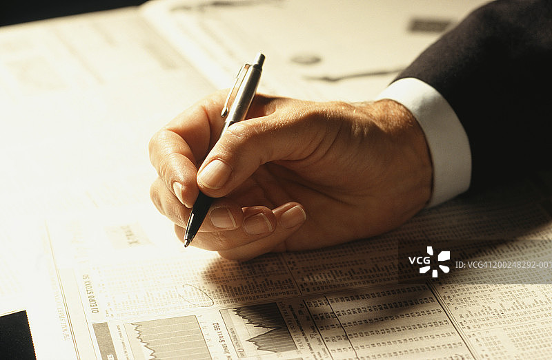 商人手持圆珠笔，手部特写图片素材