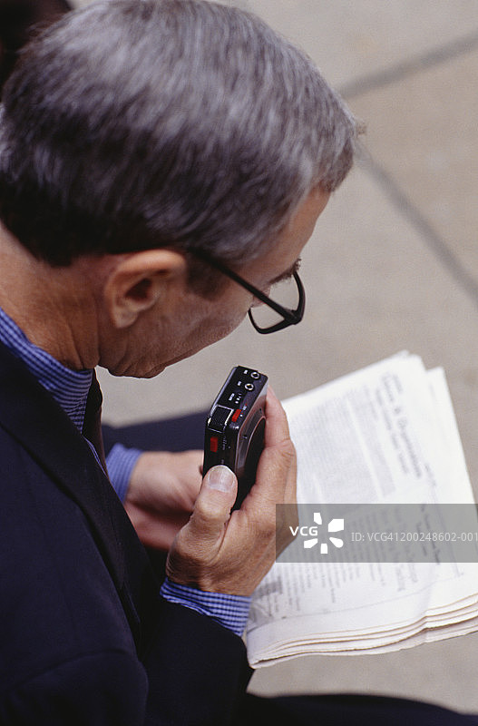 对着录音机讲话的商人图片素材