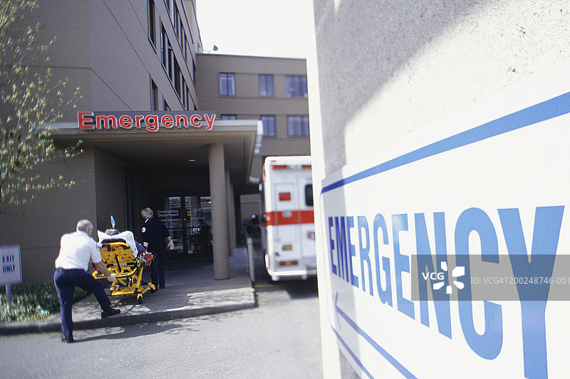 医护人员将病人用担架推进急诊室图片素材