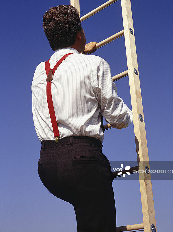 户外，商人爬梯子，后视图图片素材