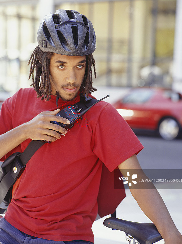 使用对讲机的自行车快递员图片素材