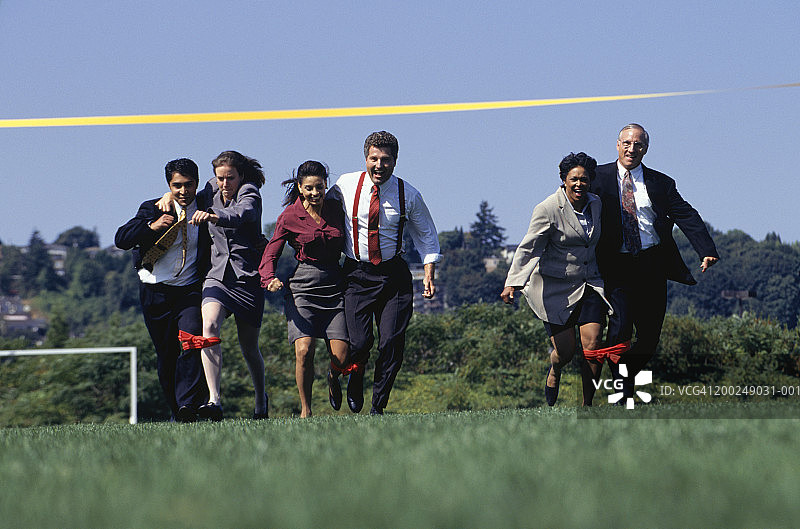 参加三人两足比赛的6位商务人士图片素材